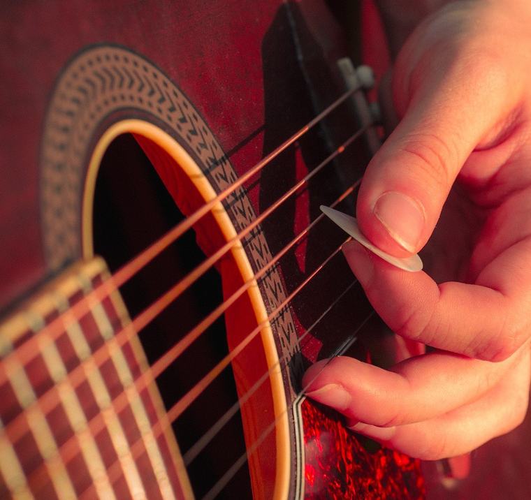 A pick on the strings, held still