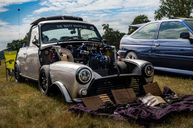 A Mini unpacked into a picnic