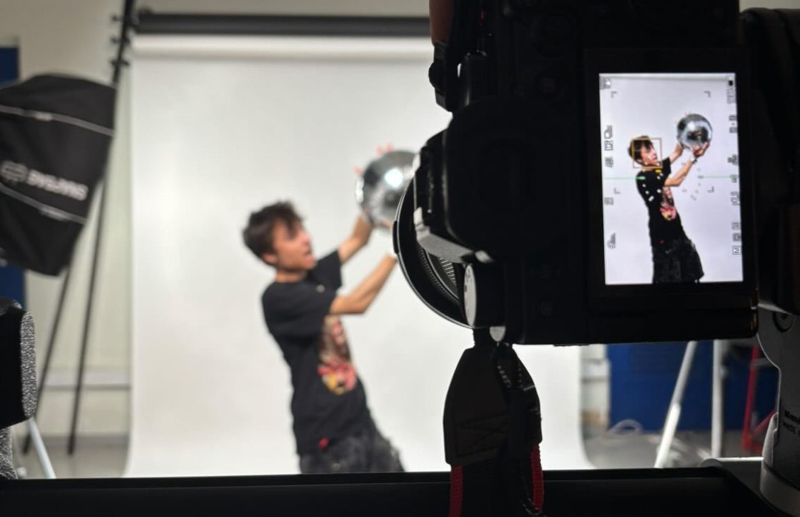 Shooting on the seamless, the frame up on the screen